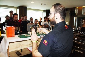 Alvaro durante una lezione di Flair Bartending