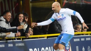 Il giocatore di serie A Maccarone, che beve birra dopo aver segnato un gol