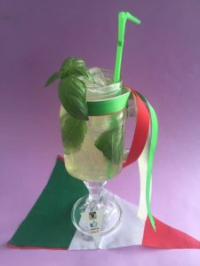 Un drink con il liquore al basilico