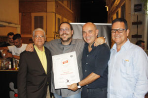 Ivan Forti (Bartender di Bar.it) mentre viene insignita del diploma di bartender del Ron Ligero Cubano