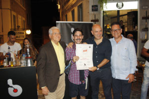 Alessio Ancillani (Bartender di Bar.it) mentre viene insignita del diploma di bartender del Ron Ligero Cubano