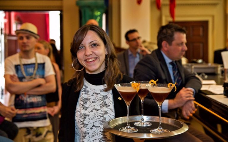 Claudia Carrozzi è una bartender che lavora a Londra