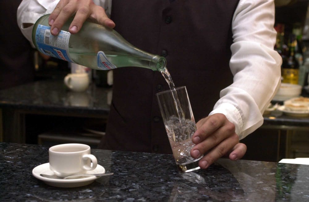 acqua e caffè al bar