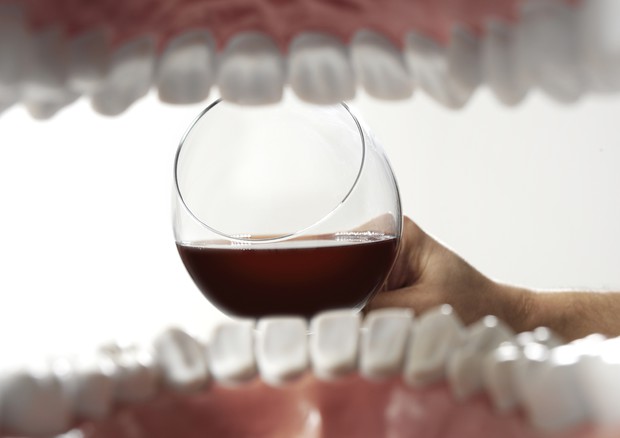 vino rosso e denti